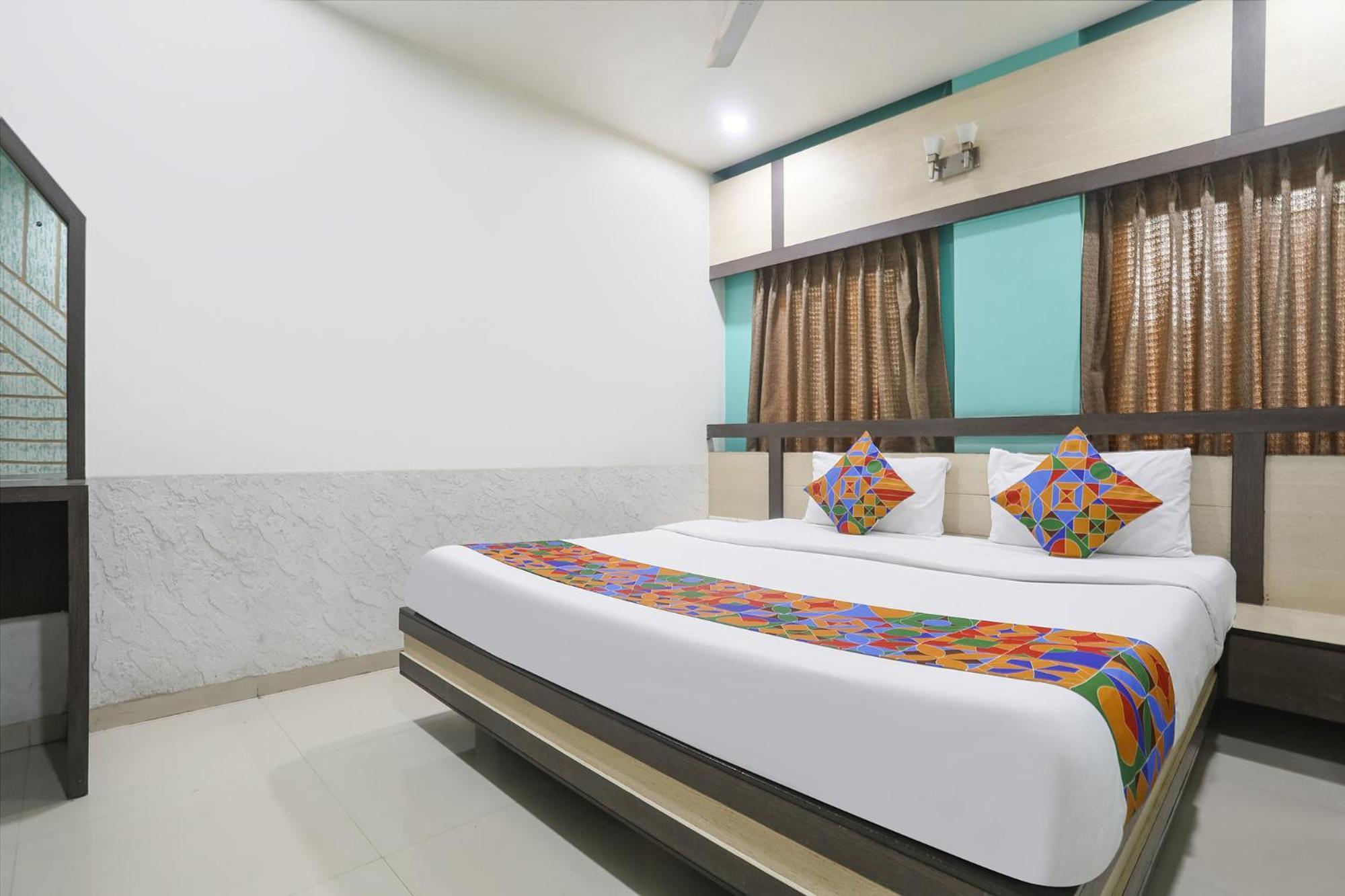Hotel Merit 苏拉特 外观 照片