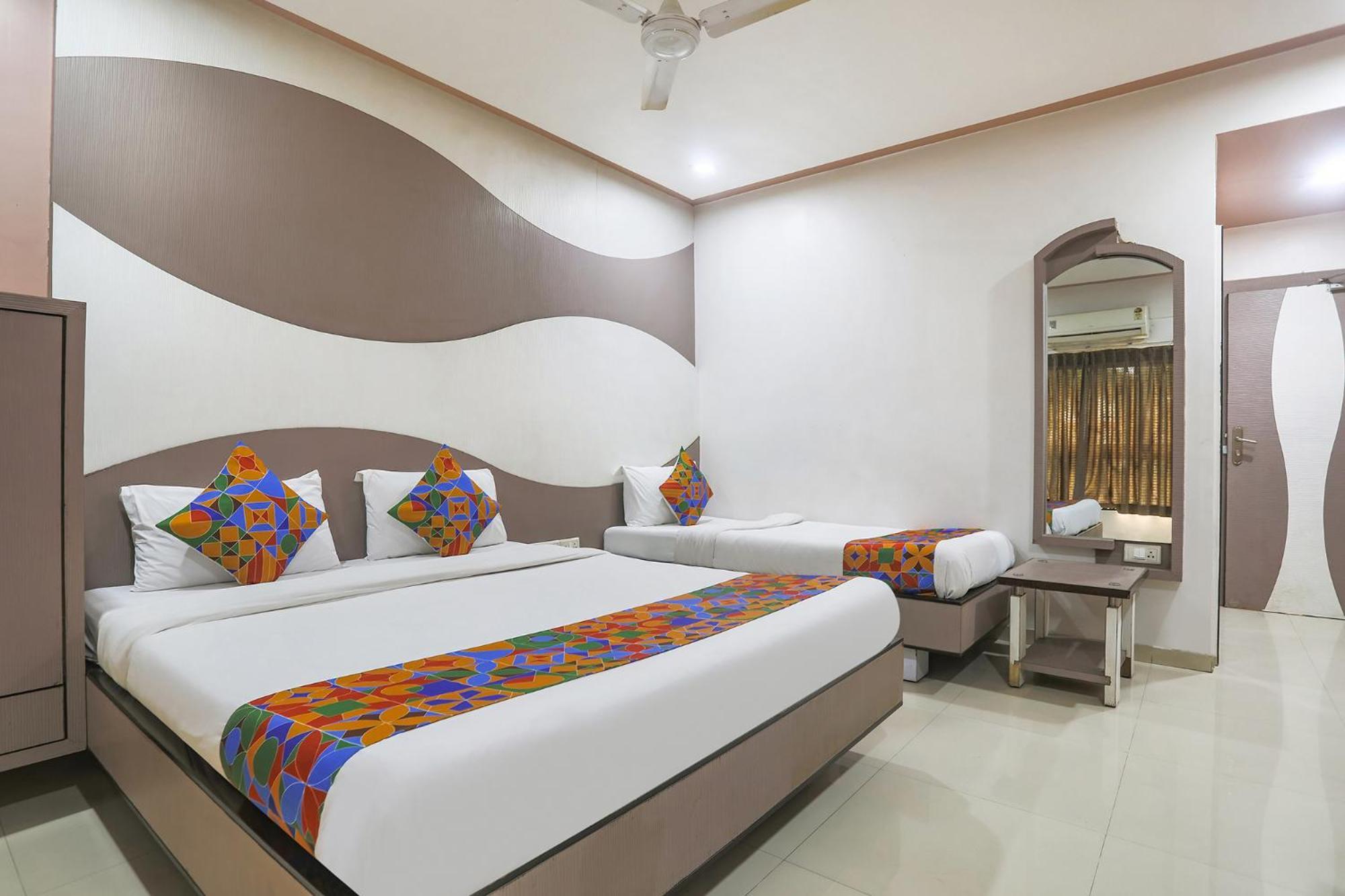 Hotel Merit 苏拉特 外观 照片