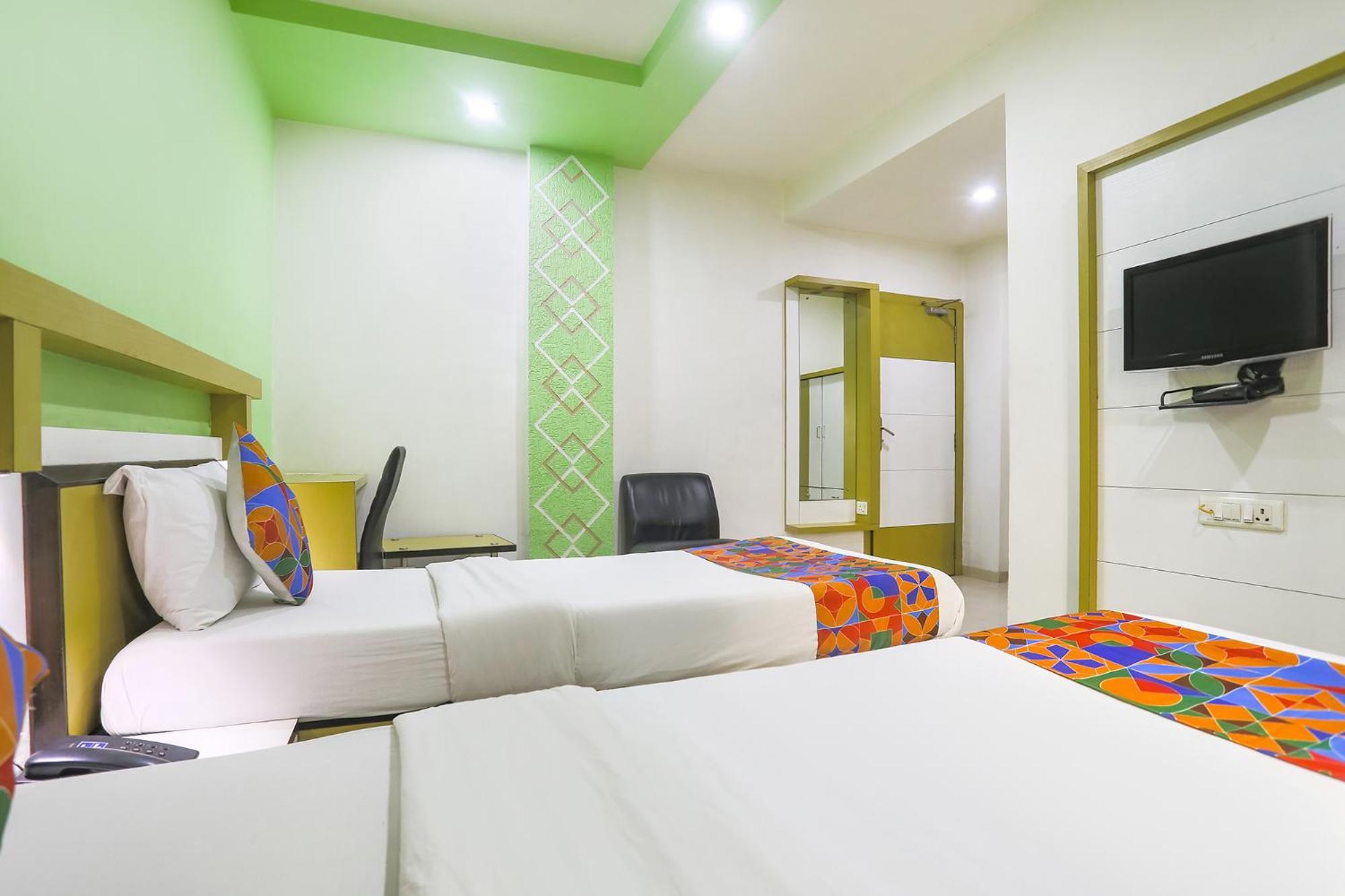 Hotel Merit 苏拉特 外观 照片