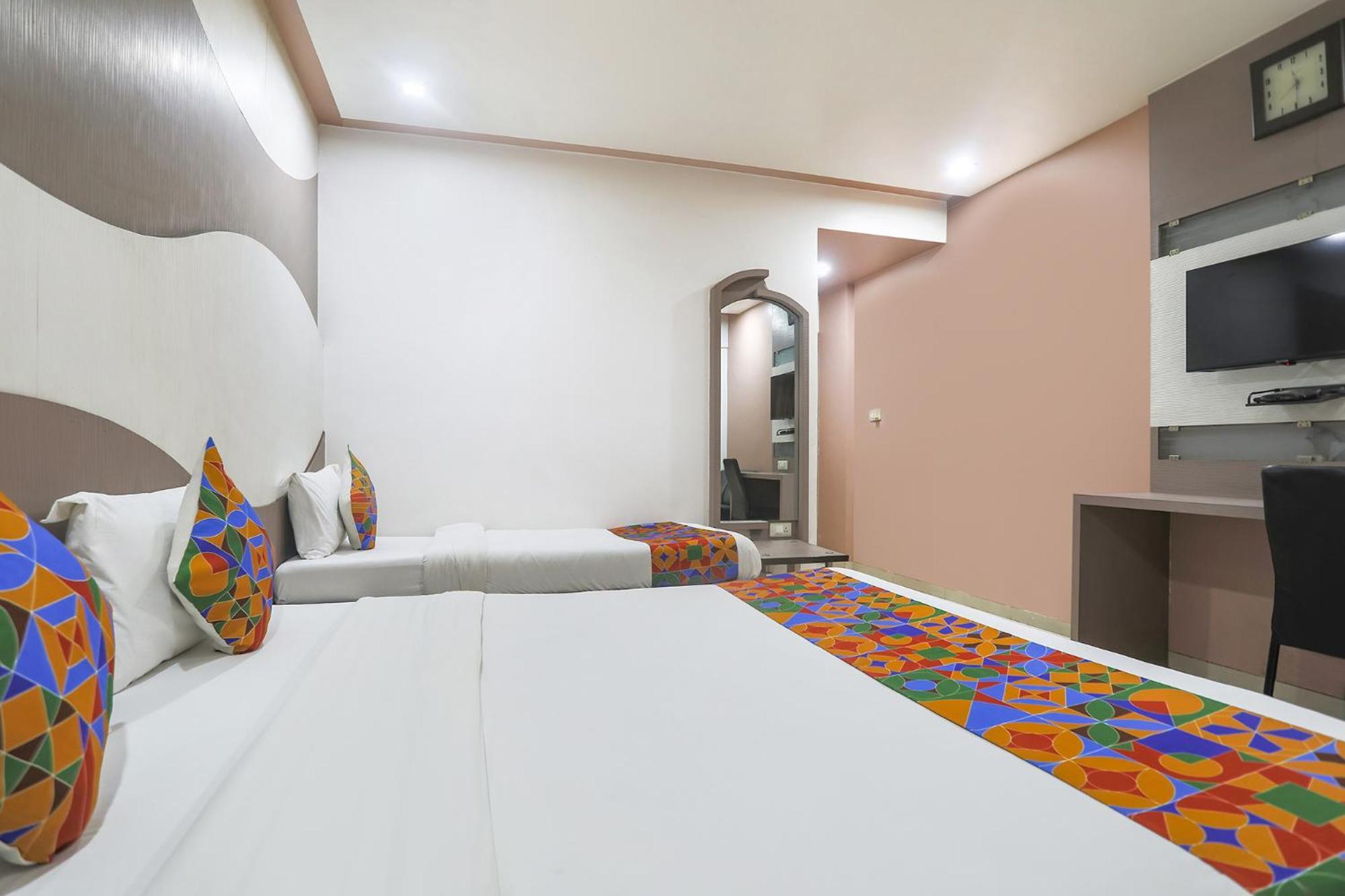 Hotel Merit 苏拉特 外观 照片