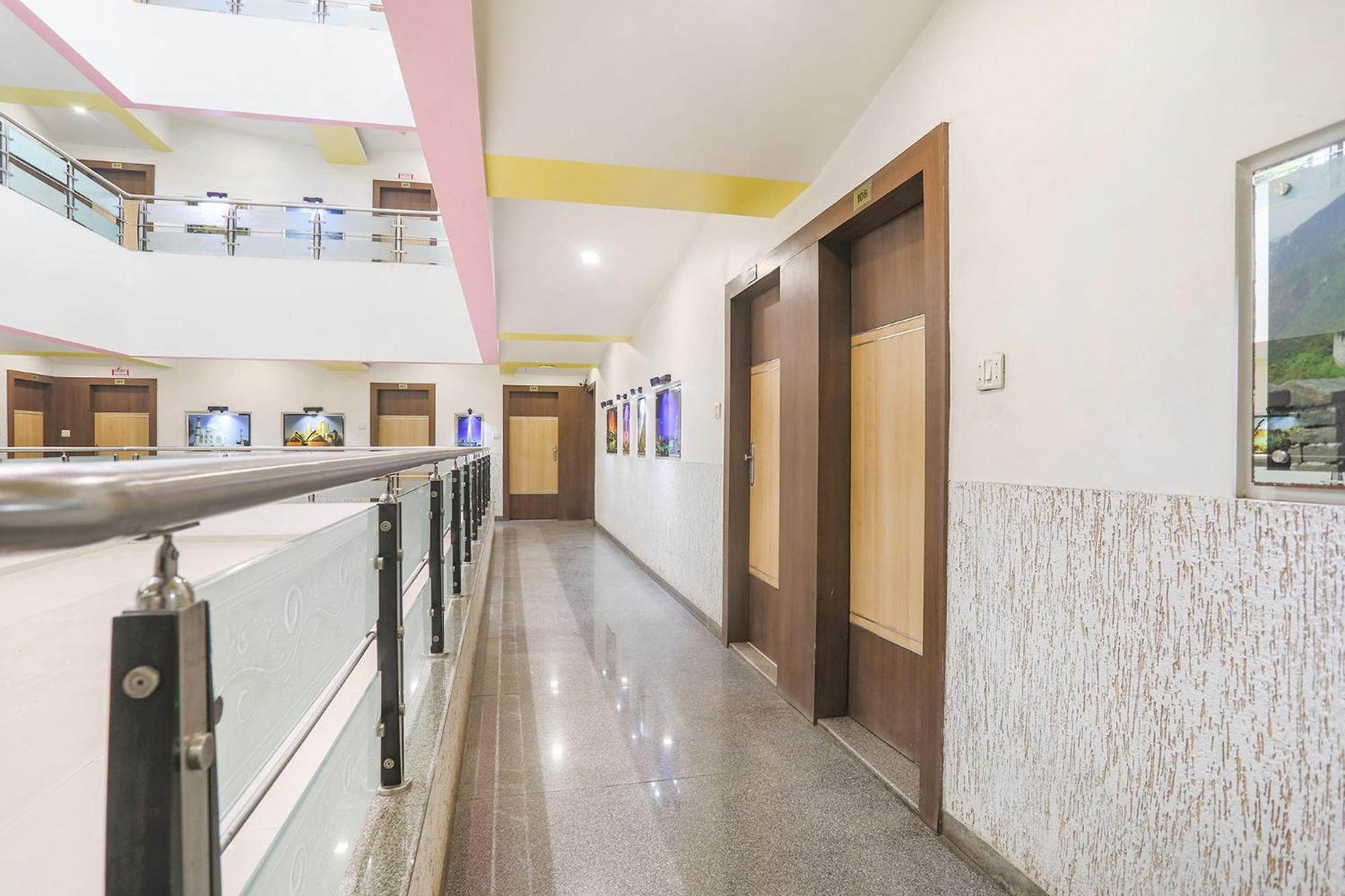 Hotel Merit 苏拉特 外观 照片