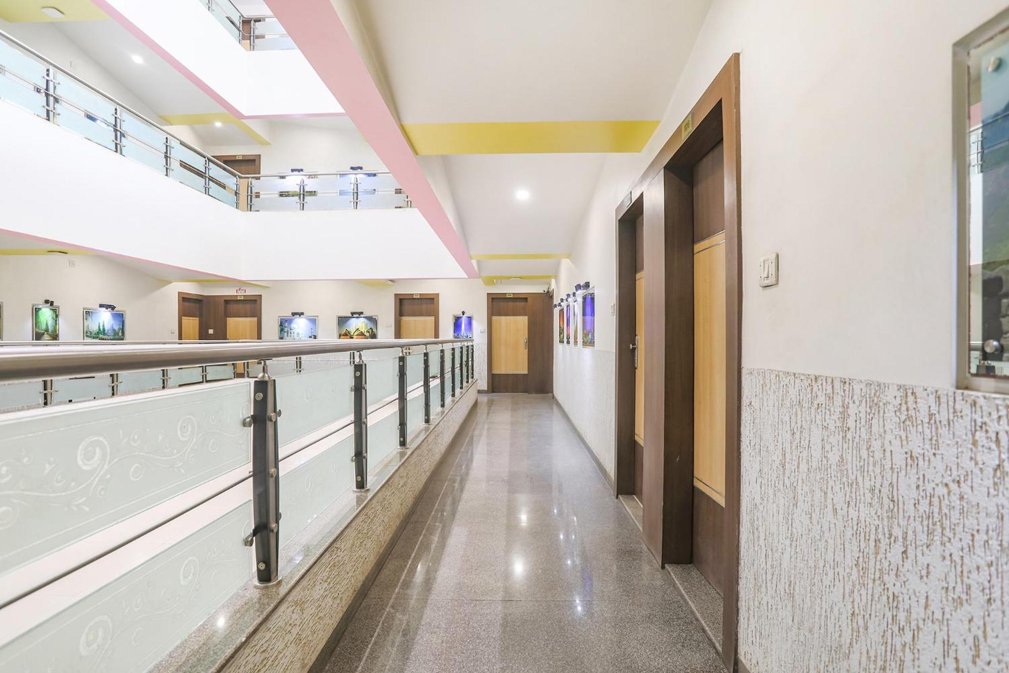 Hotel Merit 苏拉特 外观 照片